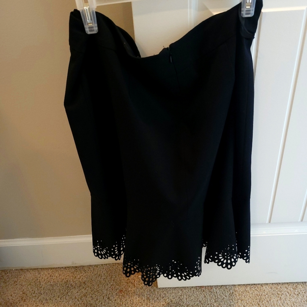 Nine West Size 16 Scalloped Hem Skirt in color black